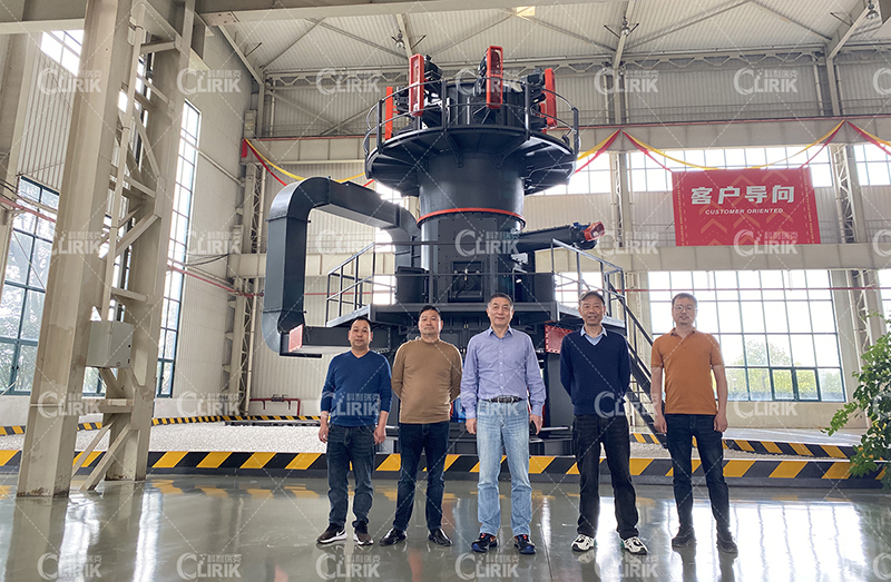 山東客戶(hù)加工碳酸鈣考察我司超細磨粉機